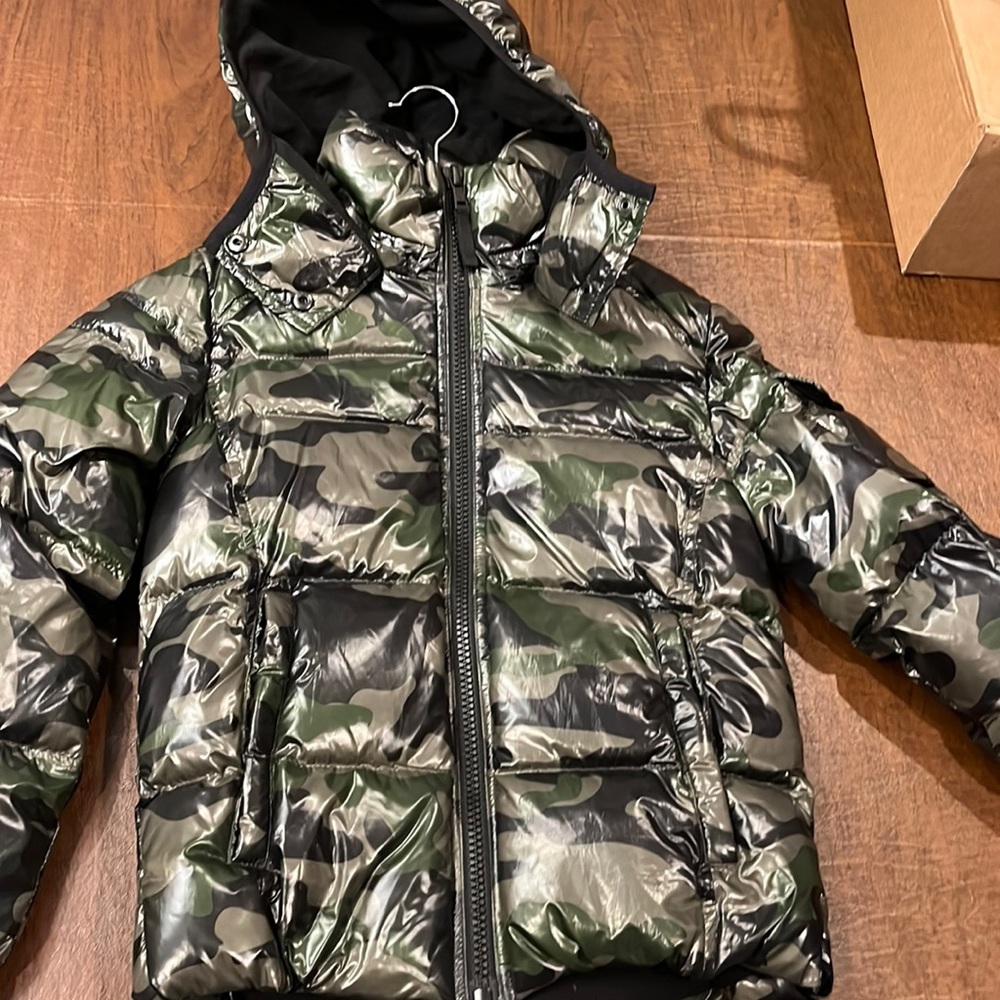 Brand new with tags s13 boys shiny camouflage puffer size 12!